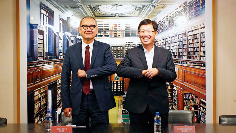 國巨董事長陳泰銘（左）主動接觸下，力拚集團轉型的鴻海董事長劉揚偉（右），點頭答應這樁強強聯手的合作案。
